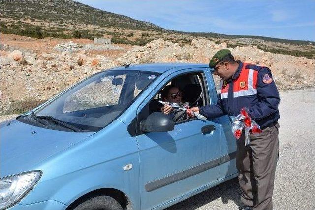 Korkuteli’de Jandarma’dan Kadınlara Karanfil 1
