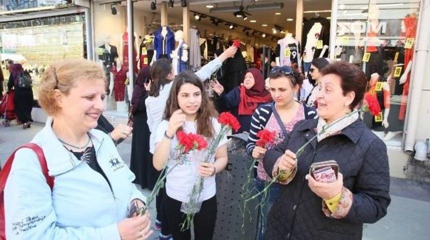 Başkan Aydın, Karanfil Dağıttı