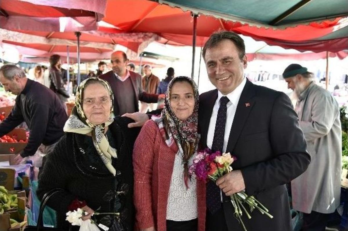 Başkan &Ccedil;imen Karanfil Dağıttı