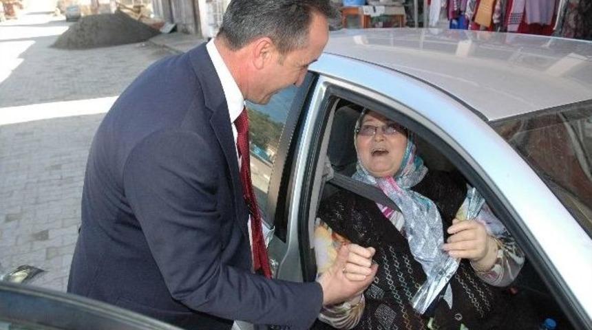 Belediye Başkanı U&ccedil;ar Kadınlara G&uuml;l Dağıttı