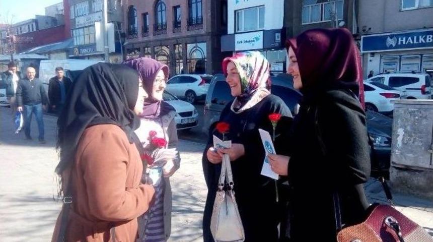 &Uuml;lk&uuml; Ocakları Bayanlar Birimi 8 Mart D&uuml;nya Kadınlar G&uuml;n&uuml;n&uuml; Karanfillerle Kutladı