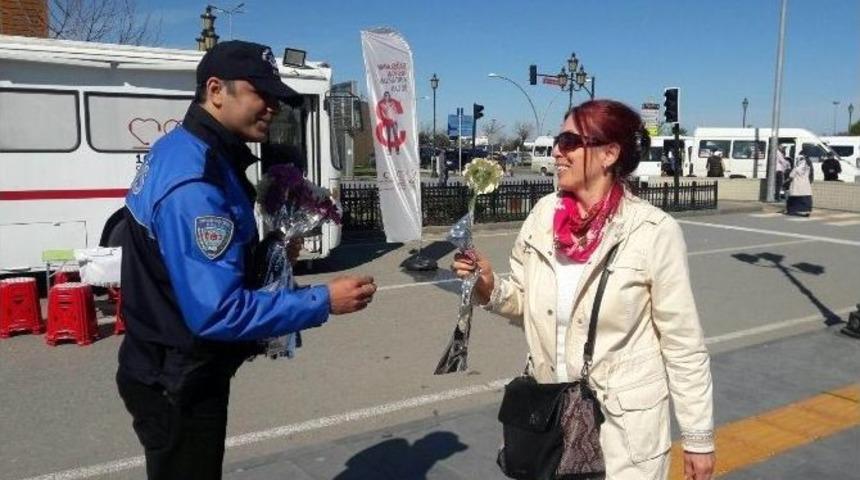 Polislerden Kadınlara &Ccedil;i&ccedil;ek