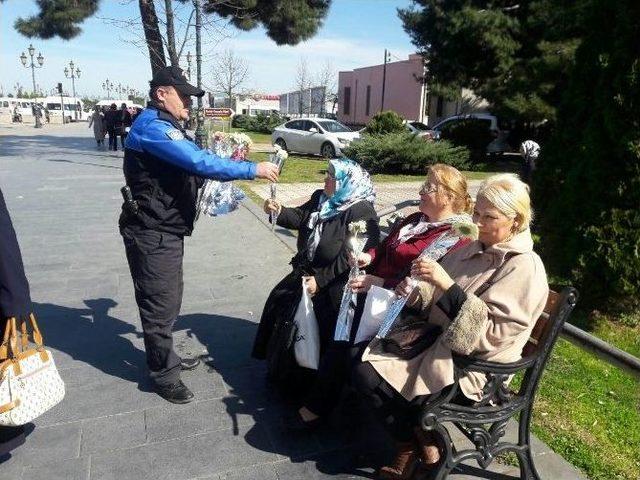 Polislerden Kadınlara Çiçek