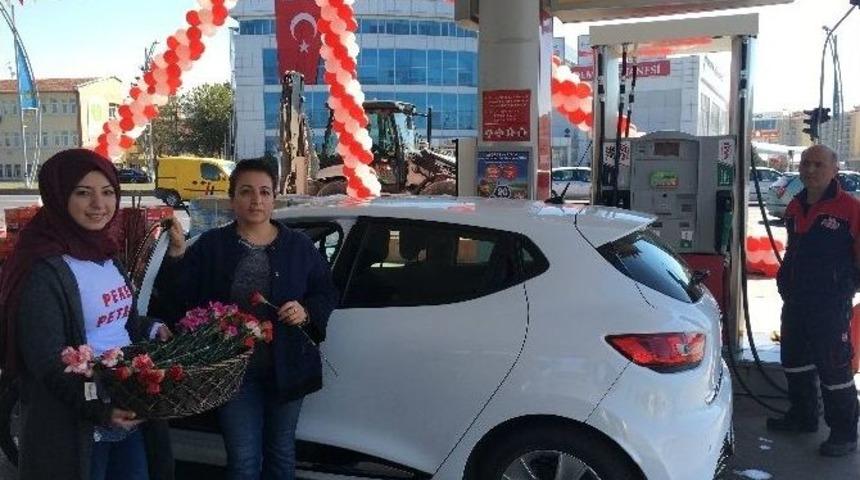 Yakıt Almaya Giden Bayan S&uuml;r&uuml;c&uuml;lere Karanfil Verildi