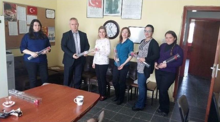 Eğitim Bir-senden Kadın &Ouml;ğretmenlere Karanfil