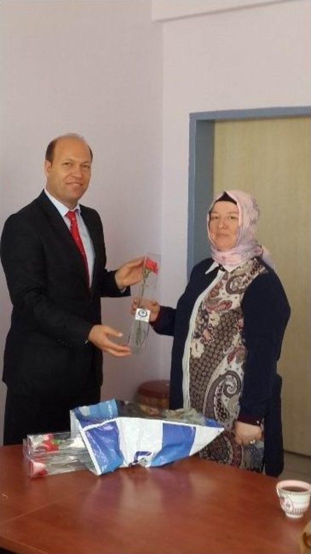 Eğitim Bir-senden Kadın Öğretmenlere Karanfil 1