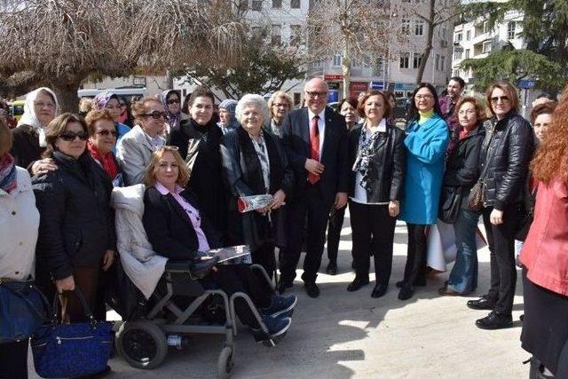 Emekçi Kadınlar Çelenk Töreni İle Anıldı