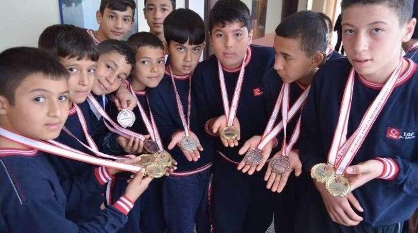 Köyceğiz’li Genç Güreşçilerden 14 Altın Madalya