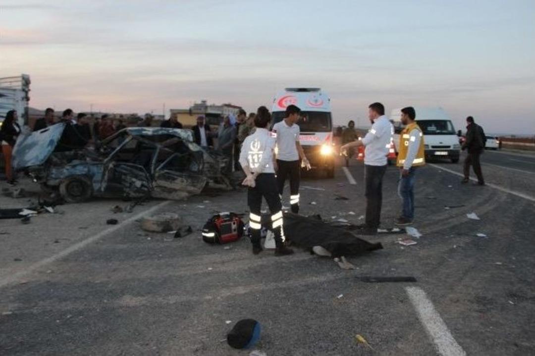 Tekerleği &Ccedil;ıkan Otomobil Takla Attı: 1 &Ouml;l&uuml;, 4 Yaralı