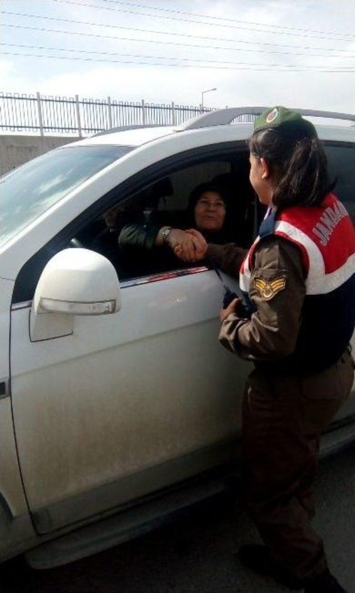 Kadın Sürücülere Karanfilli Jest G5