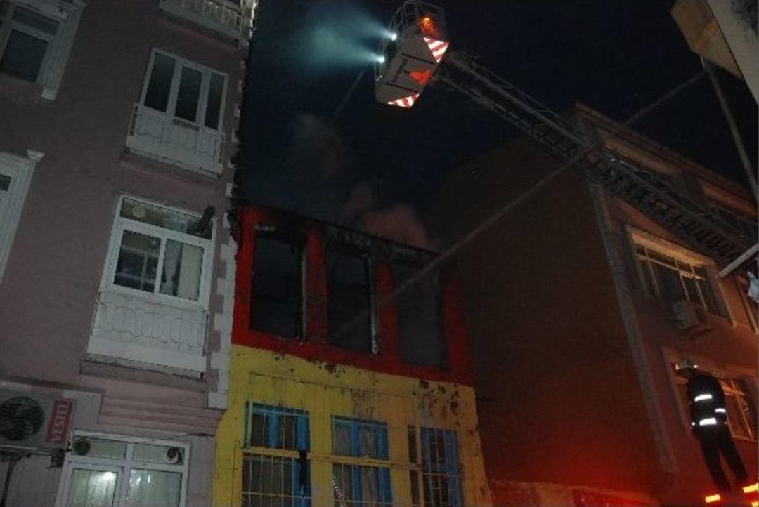 Fatih&rsquo;te Suriyelilerin Kaldığı Ahşap Evde Yangın &Ccedil;ıktı