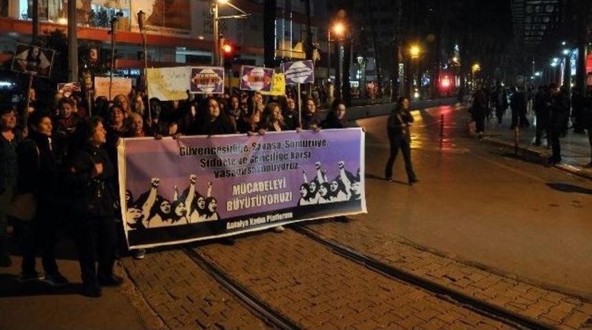 Kadınlardan Meşaleli Y&uuml;r&uuml;y&uuml;ş