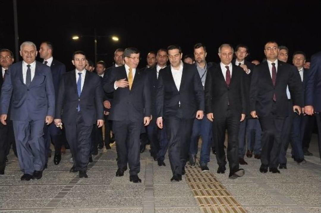 Başbakan Davutoğlu Ve Yunan Mevkidaşı &Ccedil;ipras Konak Meydanı&rsquo;nı Gezdi