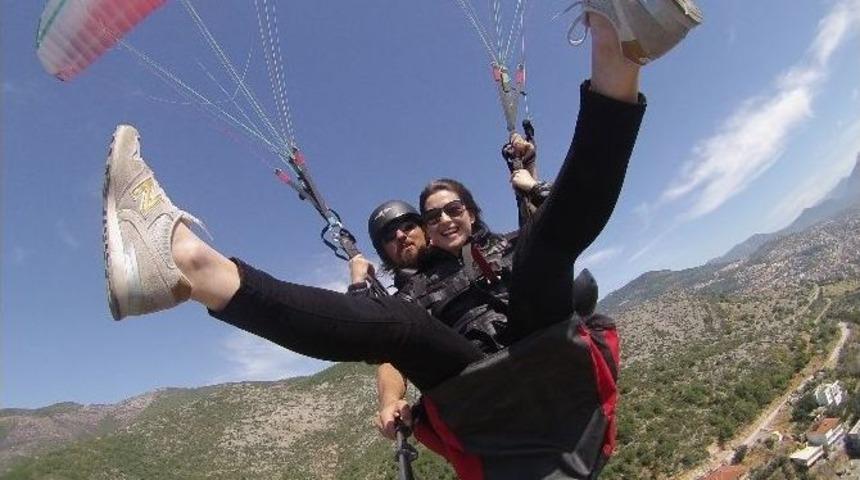 Paraş&uuml;tle U&ccedil;arak &ldquo;kadına Şiddete Hayır&rdquo; Dediler