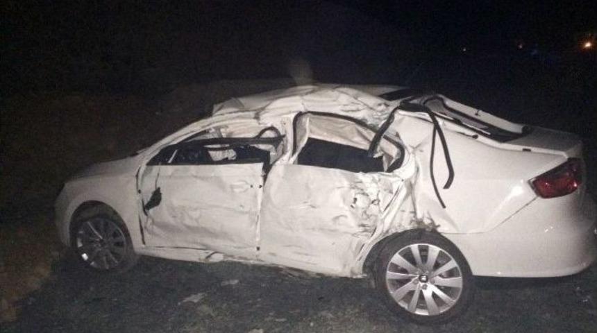 Lpg Y&uuml;kl&uuml; Tanker İle Otomobil &Ccedil;arpıştı: 4 Yaralı