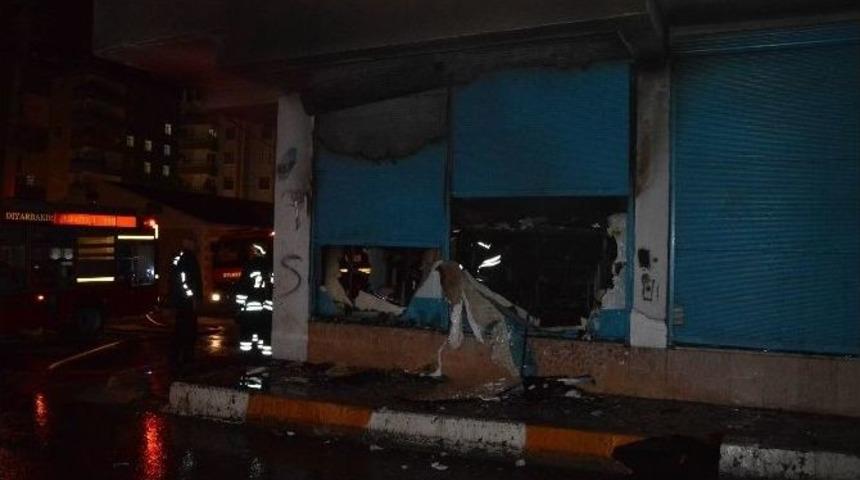 İ&ccedil;eride M&uuml;şterilerin Olduğu Markete Molotoflu Saldırı