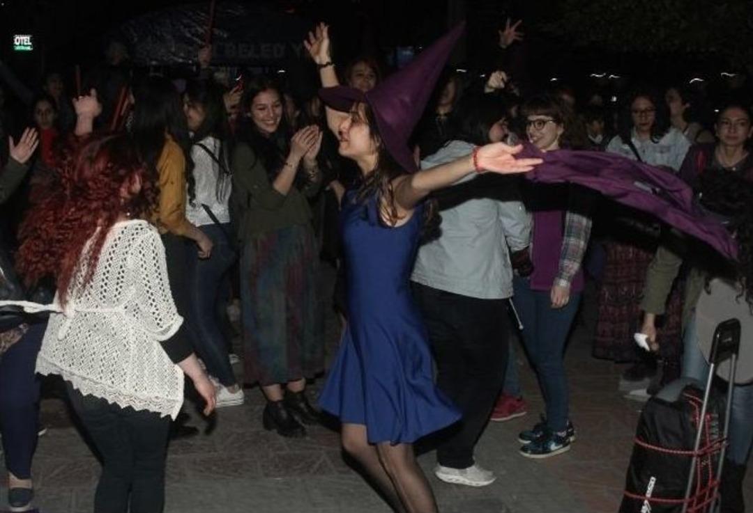 Kadınlar Şiddeti Halay, Dans Ve Şiirlerle Protesto Etti