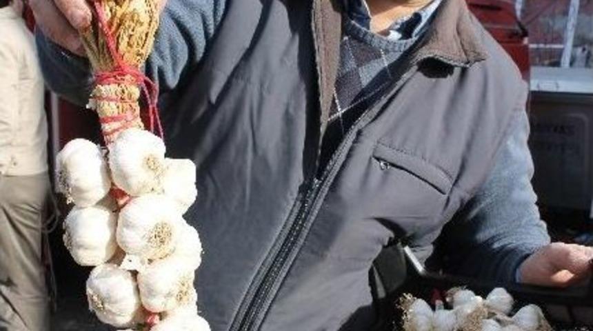 Manyas Pazarı&rsquo;nda Soğan Ve Sarımsak Fiyatları El Yakıyor