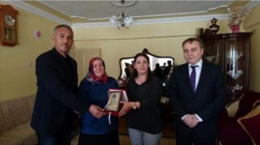 Şehit Polisin Annesi &lsquo;yılın Annesi&rsquo; Se&ccedil;ildi