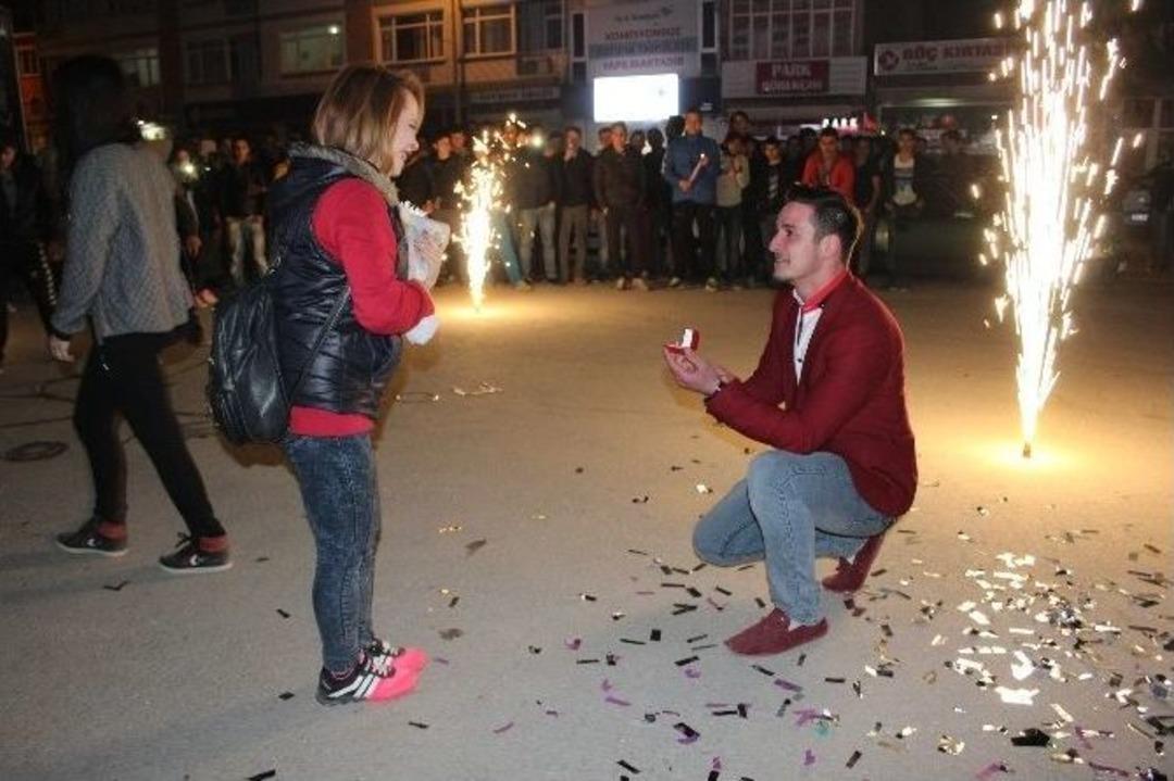 &Ccedil;ılgın Aşıktan Romantik Evlilik Teklifi