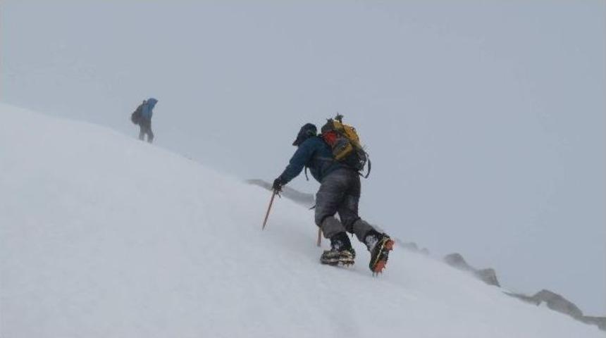 (&ouml;zel Haber) Bursalı Dağcılar Bulgaristan&rsquo;da T&uuml;rk Bayrağı Dalgalandırdı