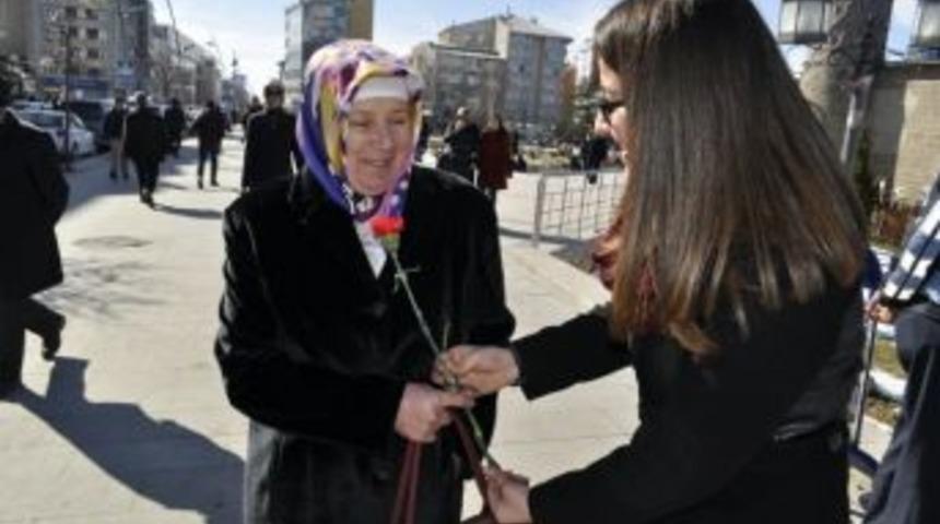 &Ouml;ğrenciler Karanfil Dağıttı