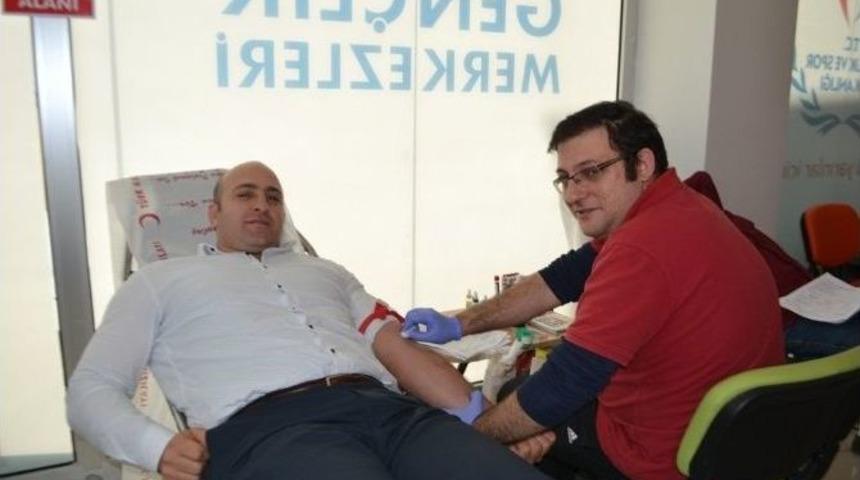 Sakarya Gen&ccedil;lik Merkezinden Kızılay&rsquo;a Kan Desteği