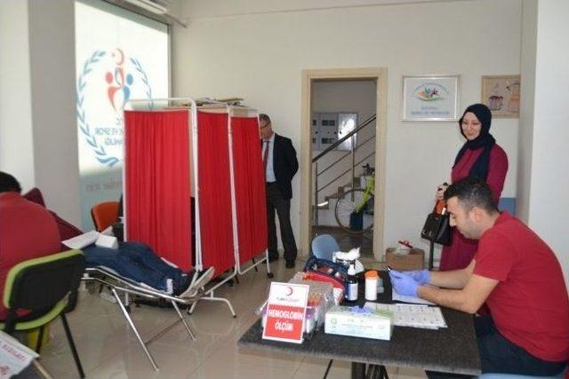 Sakarya Gen&ccedil;lik Merkezinden Kızılay&rsquo;a Kan Desteği 1