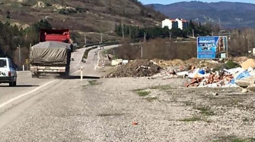 Bartın&rsquo;da Gelişig&uuml;zel Atılan &Ccedil;&ouml;pler &Ccedil;evre Kirliliğine Neden Oluyor