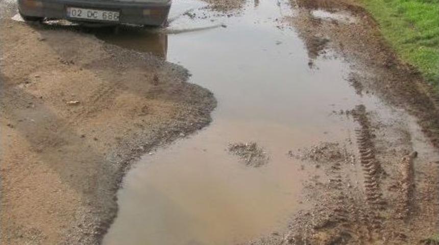 İl&ccedil;e Kırsalındaki Bozuk Yollara Tepki