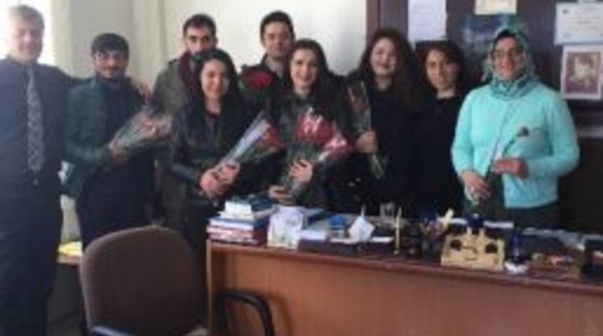 Erzurum Karadeniz &Ouml;ğrenci Birliği Karanfil Dağıttı