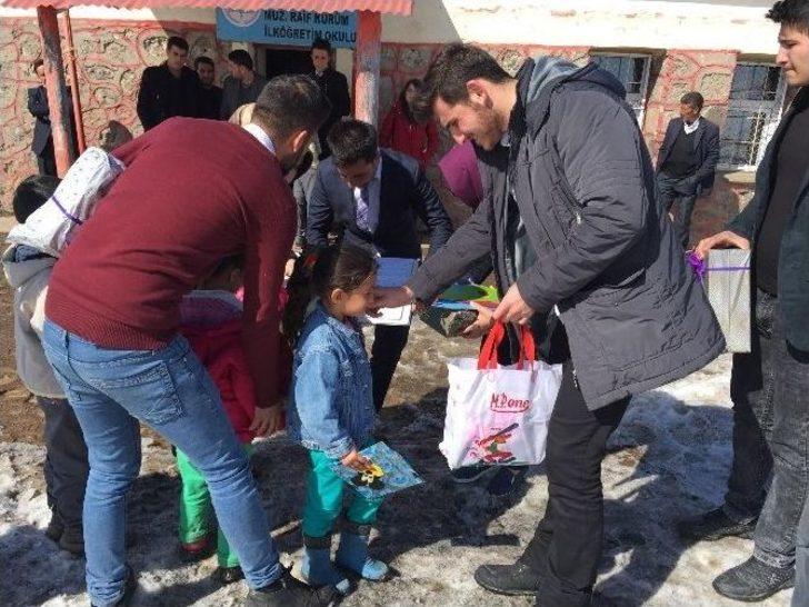 İstanbul’dan Muradiye’deki Öğrencilere Yardım G4