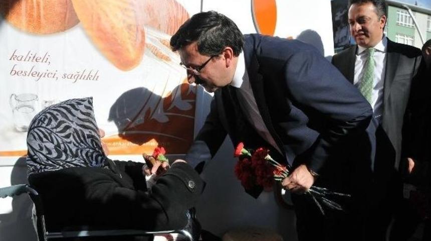 Ke&ccedil;i&ouml;ren Belediye Başkanı Ak&rsquo;tan, 8 Mart&rsquo;ta Kadınlara Karanfil S&uuml;rprizi