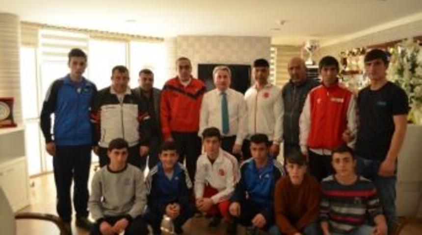 Ringin Şampiyonları &Ouml;d&uuml;llendirildi