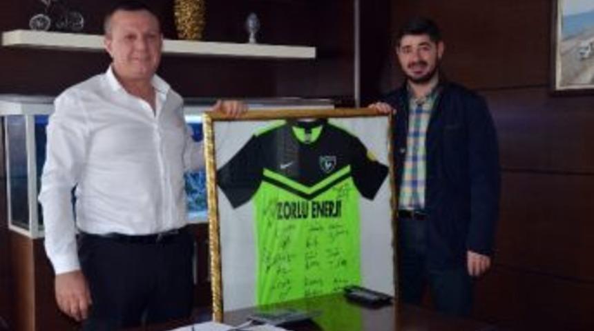 Denizlispor&rsquo;a Destek Veren İş Adamına İmzalı Forma