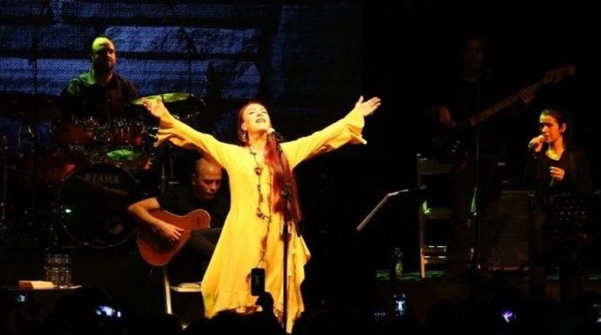 Bayraklı&rsquo;da Kadınlar G&uuml;n&uuml;ne &Ouml;zel Panel Ve Konser