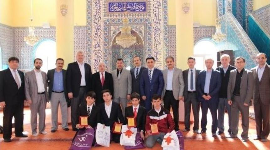 Gen&ccedil; Hatipler En G&uuml;zel Hutbeyi Okumak İ&ccedil;in Yarıştı