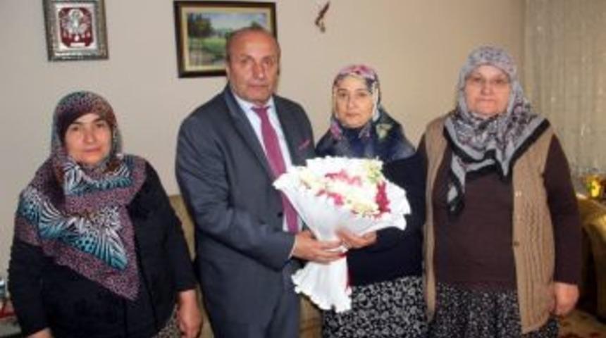 Başkan Arslan, Şehit Annesinin Kadınlar G&uuml;n&uuml;&rsquo;n&uuml; Kutladı