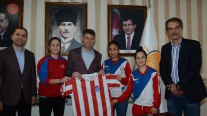 Başkan Fikret Yeni&rsquo;ye Bayan Futbolculardan Forma