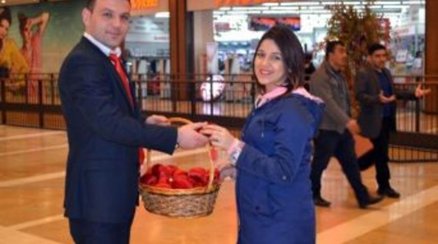 &ldquo;kadınlar G&uuml;n&uuml;&rdquo; Piazza&rsquo;da Kampanya Ve Hediyeler İle Kutlandı