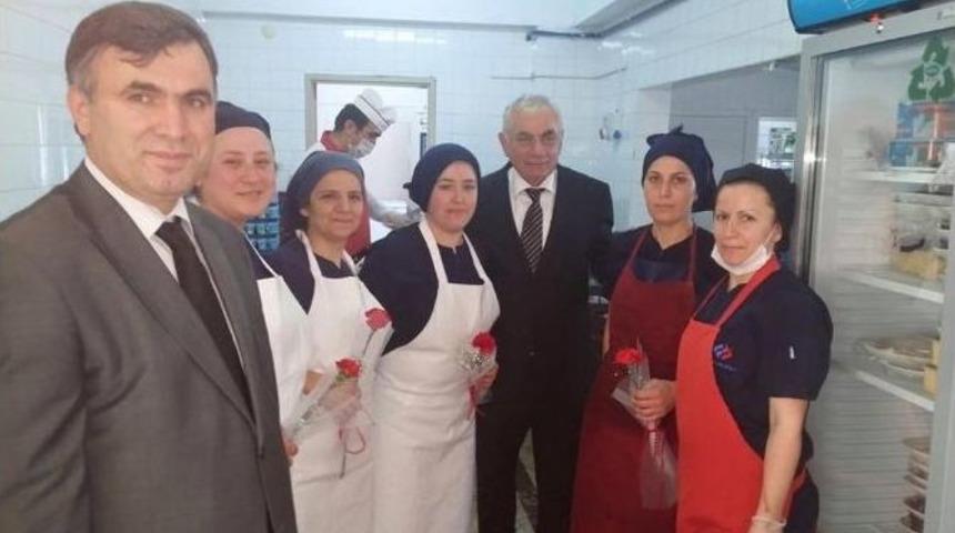 Kadın &Ccedil;alışanlara Karanfil