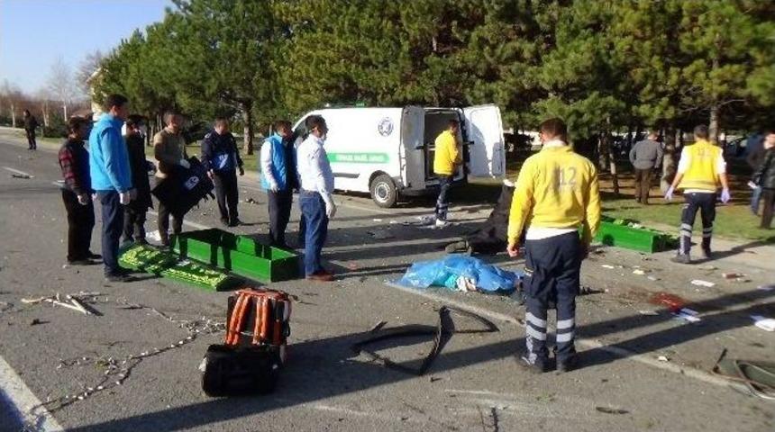 Ankara&rsquo;da Trafik Kazası: 2 &Ouml;l&uuml;, 1 Yaralı