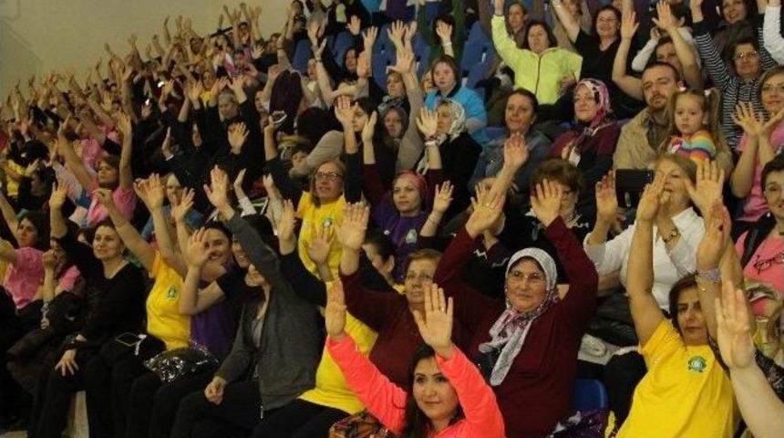 Gaziemir&rsquo;de 300 Kadından 8 Mart Dansı