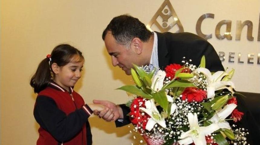 Başkan Taşdelen İlkokul &Ouml;ğrencilerini Makamında Ağırladı