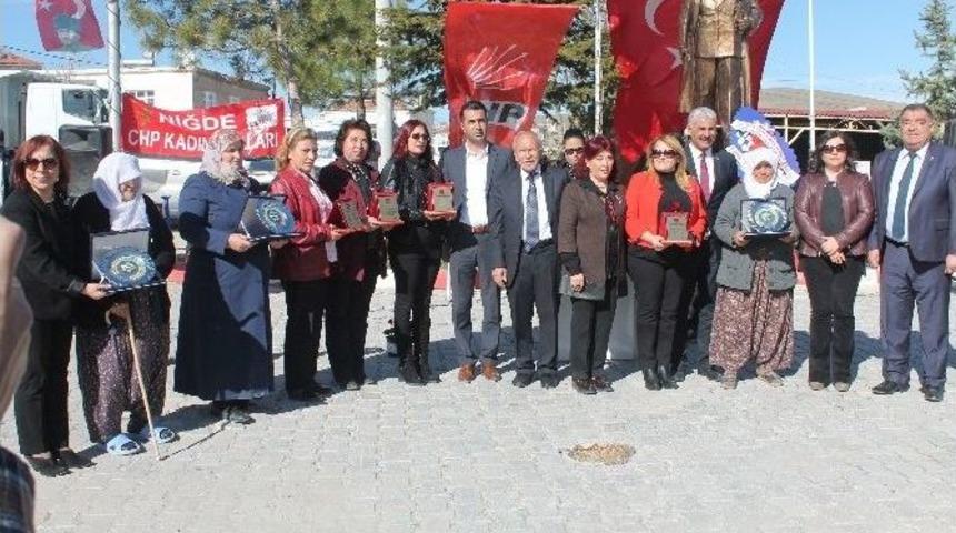 Chp&rsquo;den Kadınlara &Ccedil;i&ccedil;ek Ve Plaket