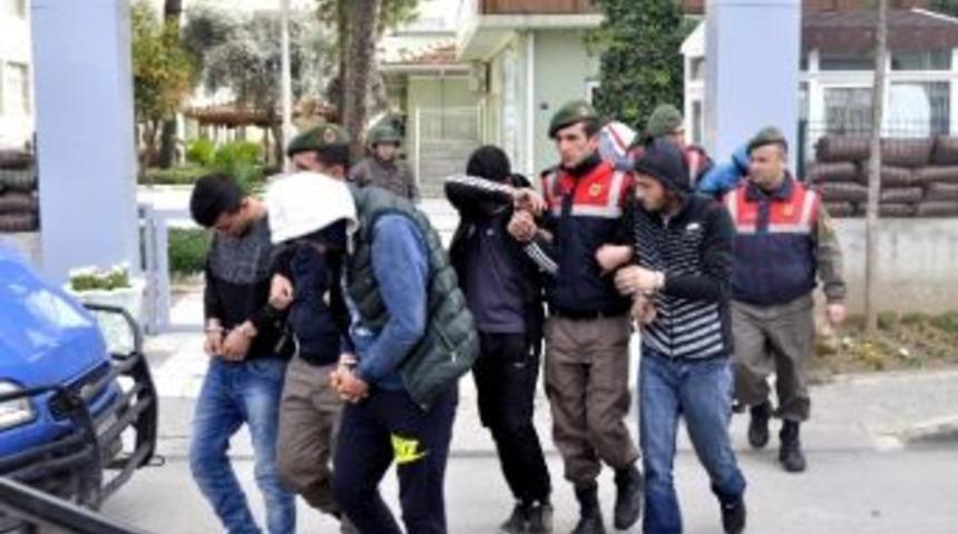 Sigarayla Bayıltıp Para Ve Cep Telefonlarını Gasp Ettiler
