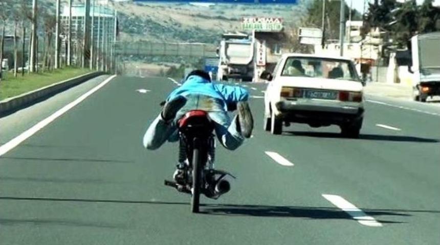 Motosiklet &Uuml;zerinde Tehlikeli Yolculuk