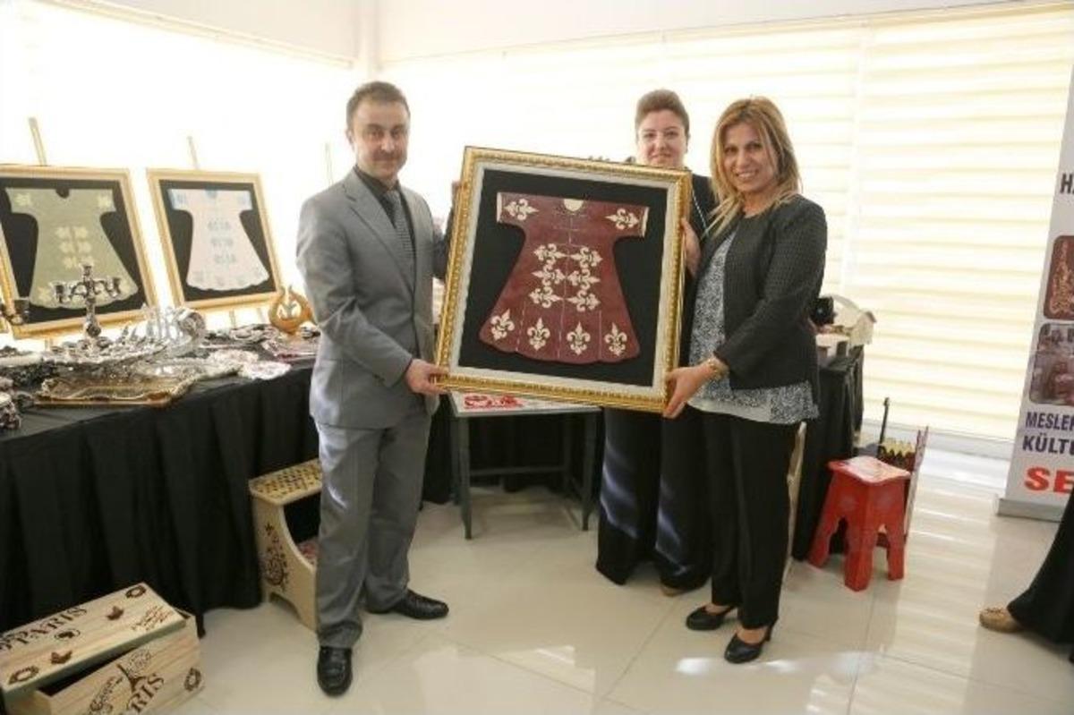 "makyaj Yapan Bir Kadın &Ouml;mr&uuml; Boyunca, 3 Kg Ruj Yiyor"
