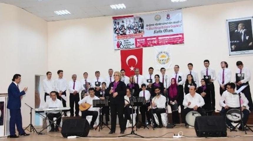 Şehzadeler Korosu K&ouml;pr&uuml;başı&rsquo;ndaki Kadınlar İ&ccedil;in S&ouml;yledi