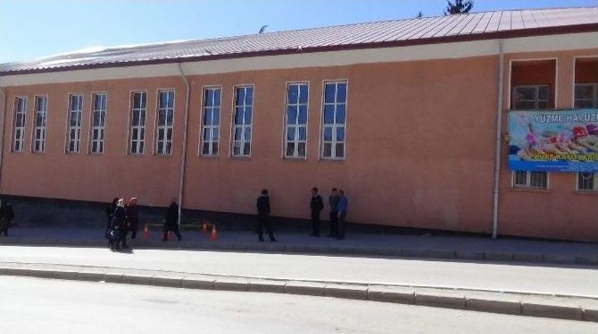 Yozgat&rsquo;ta Spor Salonu &Ccedil;atısında Tamirat Yapan İş&ccedil;i 10 Metreden Aşağı D&uuml;şt&uuml;